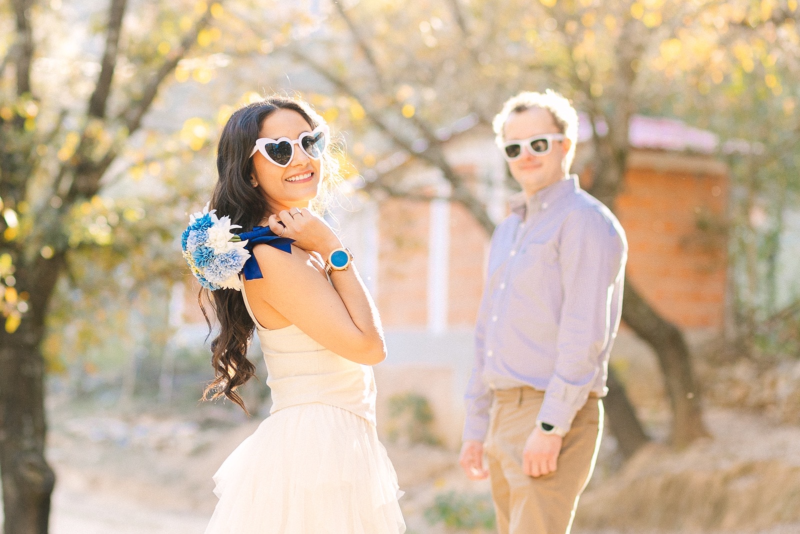 Lo mejor de esta sesión fue la naturalidad con la que Zabrina y Daniel disfrutaron cada momento. Entre risas y miradas cómplices, dejaron que su amor hablara por sí solo. Zabrina, con su ramo en una mano y una gran sonrisa en el rostro, no dudó en presumir su anillo, mientras Daniel la miraba con admiración