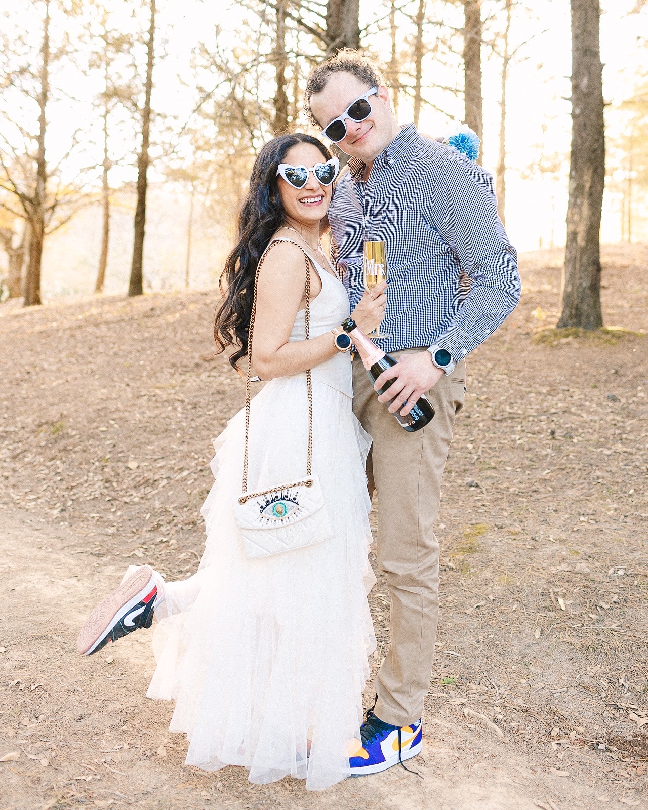 Lo mejor de esta sesión fue la naturalidad con la que Zabrina y Daniel disfrutaron cada momento. Entre risas y miradas cómplices, dejaron que su amor hablara por sí solo. Zabrina, con su ramo en una mano y una gran sonrisa en el rostro, no dudó en presumir su anillo, mientras Daniel la miraba con admiración.