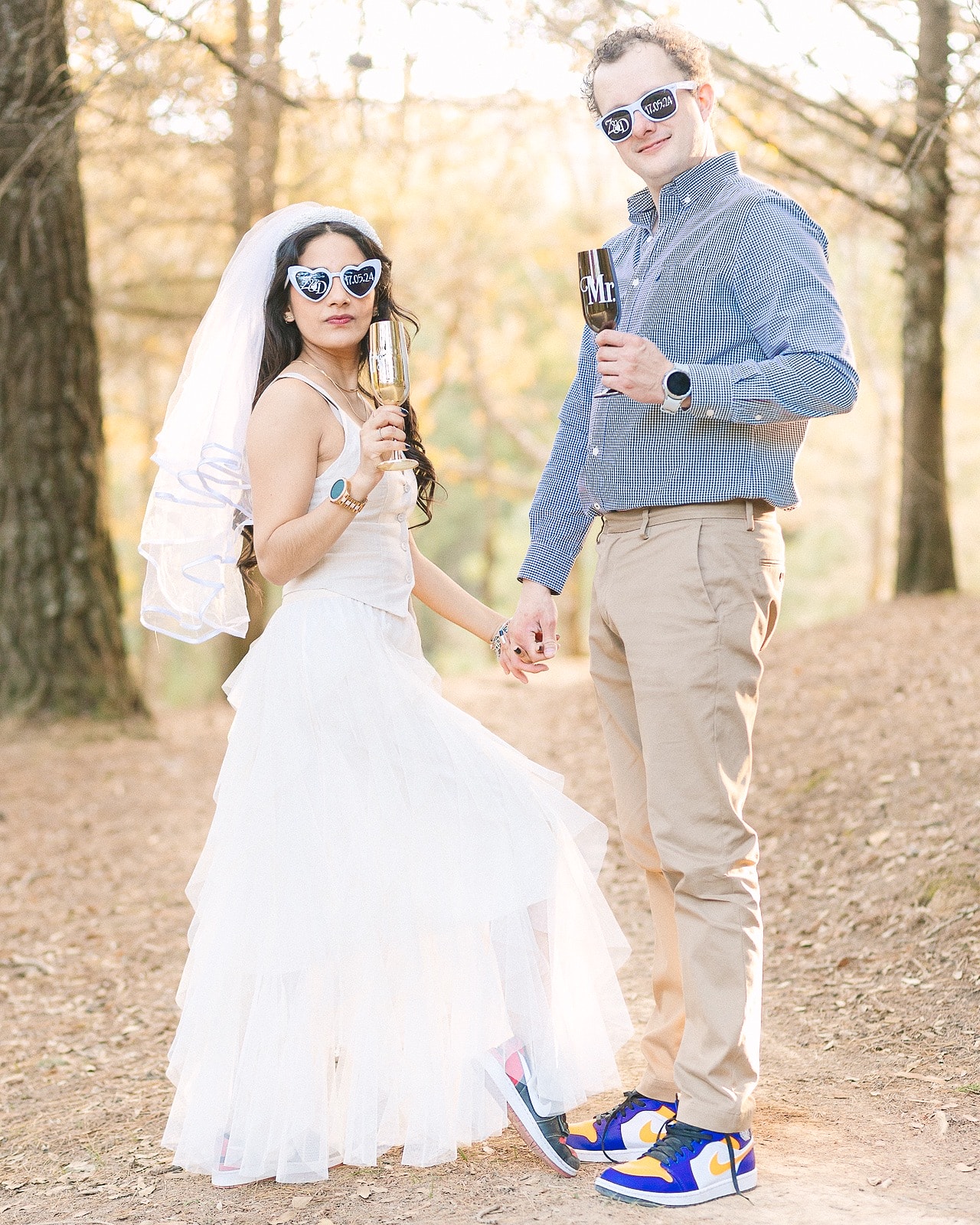 Fotos en San Luis Potosí, fotógrafo de bodas.

En otra de las tomas, caminaron de la mano, relajados y felices, celebrando el simple hecho de estar juntos.

Cada detalle de la sesión reflejaba su personalidad: las gafas personalizadas, las copas con las palabras "Mr." y "Mrs.", y esa actitud despreocupada que hacía que todo fluyera de manera natural.